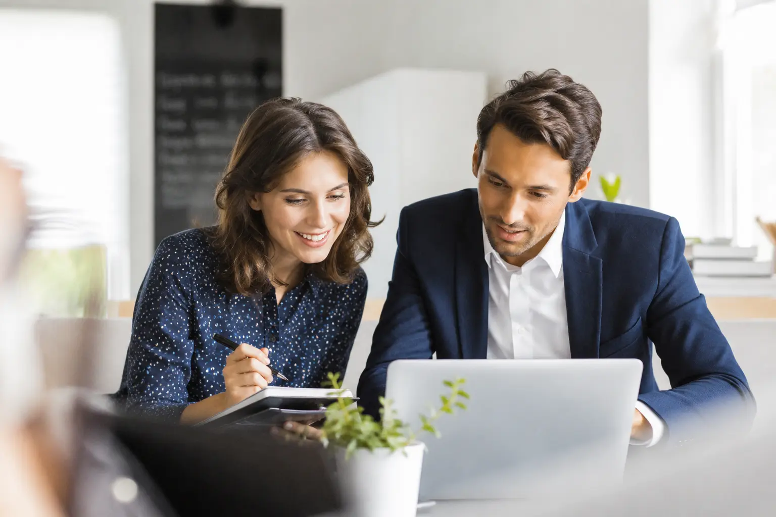Profesionales analizando la estrategia SEO de una empresa
